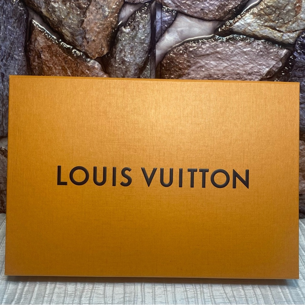 AUTHENTIC MAGNETIC LOUIS VUITTON GIFT BOX